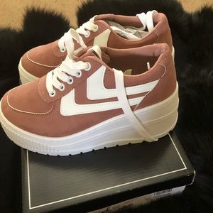 Platform sneaker